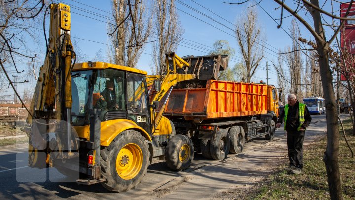 Curăţenia de primăvară, în toi. Oamenii, îndemnaţi să participe la acţiune  pentru a scăpa Chişinăul de mizerie (FOTOREPORT)