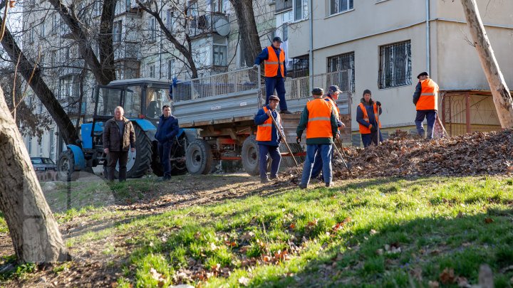 Curăţenia de primăvară, în toi. Oamenii, îndemnaţi să participe la acţiune  pentru a scăpa Chişinăul de mizerie (FOTOREPORT)