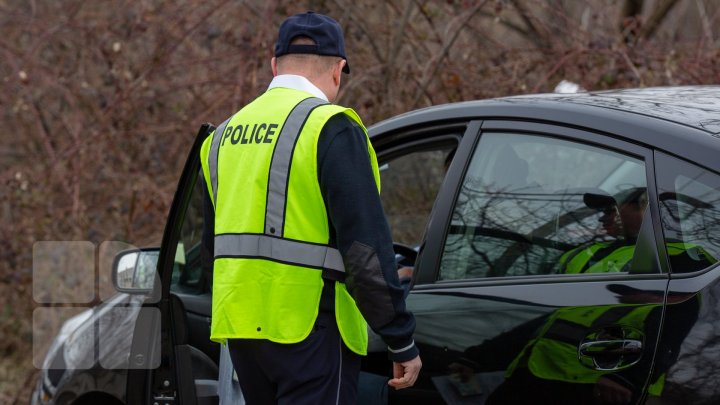 Pericol pe patru roţi. Mulţi taximetrişti pornesc la drum cu maşini defecte (FOTOREPORT)