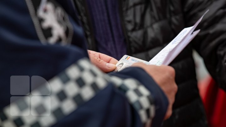 Pericol pe patru roţi. Mulţi taximetrişti pornesc la drum cu maşini defecte (FOTOREPORT)