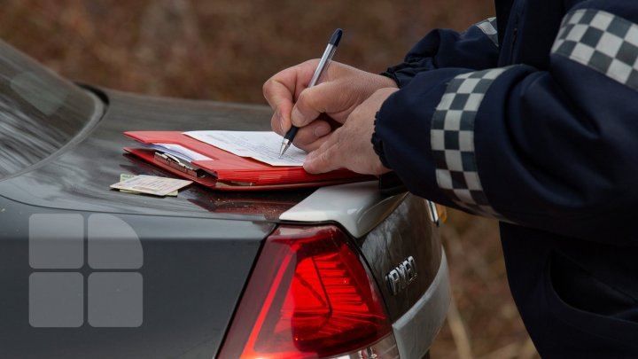 Pericol pe patru roţi. Mulţi taximetrişti pornesc la drum cu maşini defecte (FOTOREPORT)