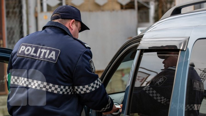 Pericol pe patru roţi. Mulţi taximetrişti pornesc la drum cu maşini defecte (FOTOREPORT)