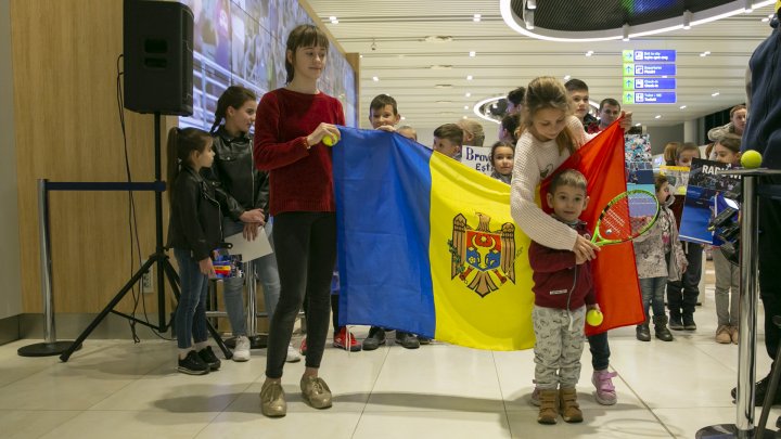 Radu Albot a ajuns acasă. Tenismenul moldovean, întâmpinat cu tricolor și aplauze (FOTO)