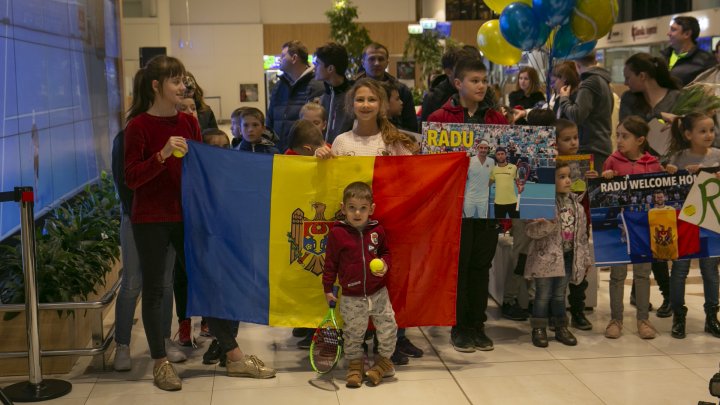 Radu Albot a ajuns acasă. Tenismenul moldovean, întâmpinat cu tricolor și aplauze (FOTO)