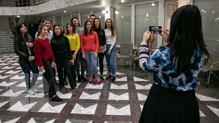 EXPOZIŢIE LA BANCA NAŢIONALĂ. Mai mulți elevi şi studenţi au văzut cum arată un lingou de aur (FOTOREPORT)