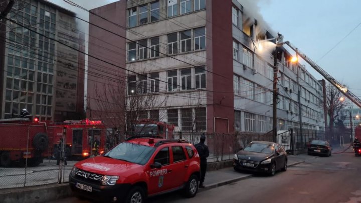 Incendiu puternic în Bucureşti. Un depozit de cauciucuri a luat foc în această seară