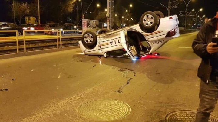 O maşină de poliţie în misiune S-A RĂSTURNAT într-o intersecţie, în urma unui accident grav. Sunt răniţi (FOTO)