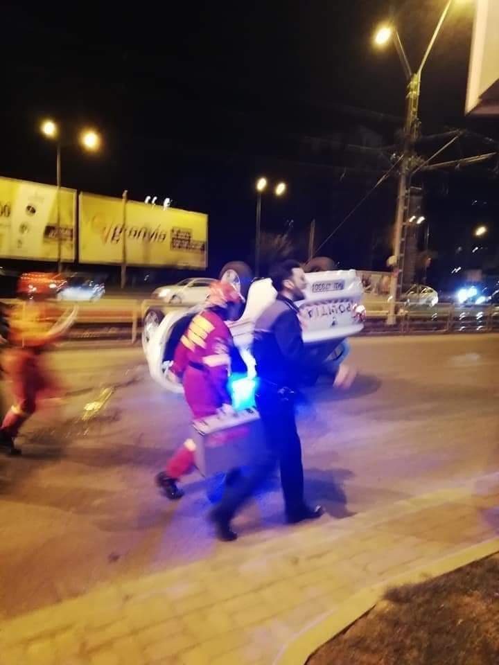 O maşină de poliţie în misiune S-A RĂSTURNAT într-o intersecţie, în urma unui accident grav. Sunt răniţi (FOTO)