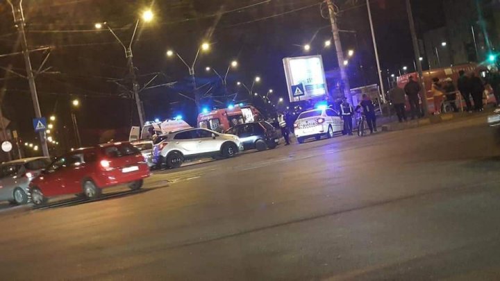 O maşină de poliţie în misiune S-A RĂSTURNAT într-o intersecţie, în urma unui accident grav. Sunt răniţi (FOTO)