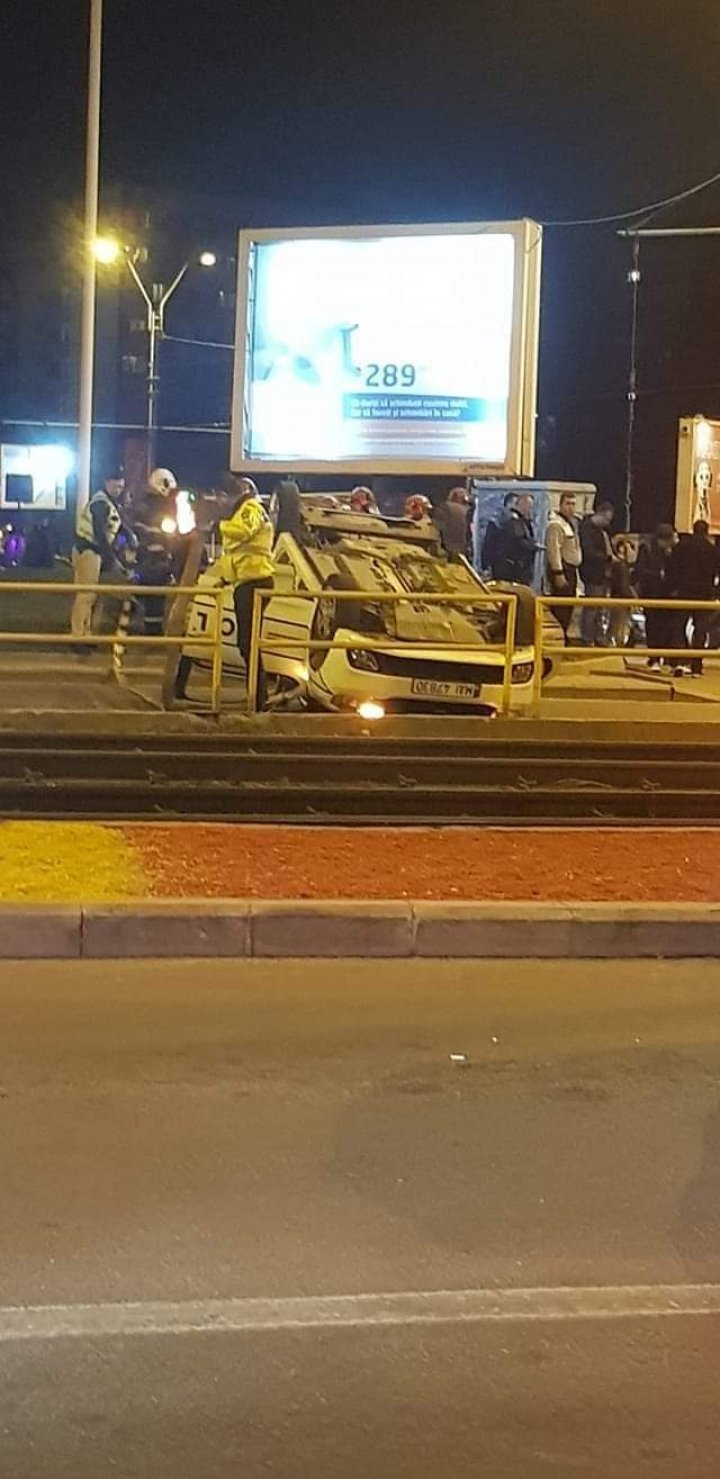 O maşină de poliţie în misiune S-A RĂSTURNAT într-o intersecţie, în urma unui accident grav. Sunt răniţi (FOTO)