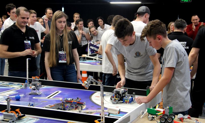 Campioni la robotică. Au fost desemnați câștigătorii concursului First Lego League Moldova. Învingătorii au primit MII DE LEI