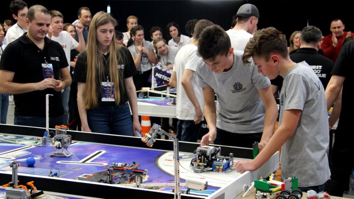 Campioni la robotică. Au fost desemnați câștigătorii concursului First Lego League Moldova. Învingătorii au primit MII DE LEI