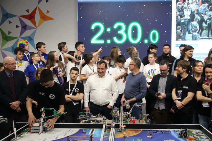 Campioni la robotică. Au fost desemnați câștigătorii concursului First Lego League Moldova. Învingătorii au primit MII DE LEI
