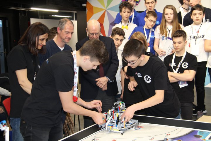 Campioni la robotică. Au fost desemnați câștigătorii concursului First Lego League Moldova. Învingătorii au primit MII DE LEI