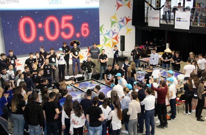 Campioni la robotică. Au fost desemnați câștigătorii concursului First Lego League Moldova. Învingătorii au primit MII DE LEI