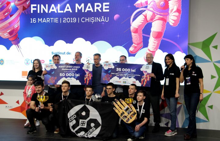 Campioni la robotică. Au fost desemnați câștigătorii concursului First Lego League Moldova. Învingătorii au primit MII DE LEI 