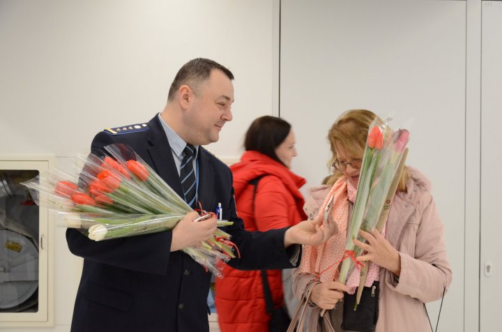 FERICIRE pe chipul lor! Femeile care au trecut frontiera pe la Palanca și Aeroportul Chișinău au primit în dar FLORI şi DULCIURI  (FOTO)