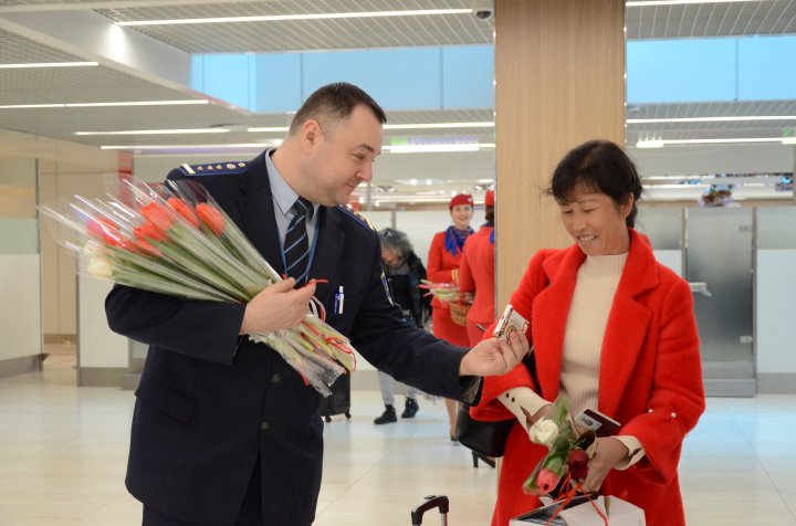 FERICIRE pe chipul lor! Femeile care au trecut frontiera pe la Palanca și Aeroportul Chișinău au primit în dar FLORI şi DULCIURI  (FOTO)