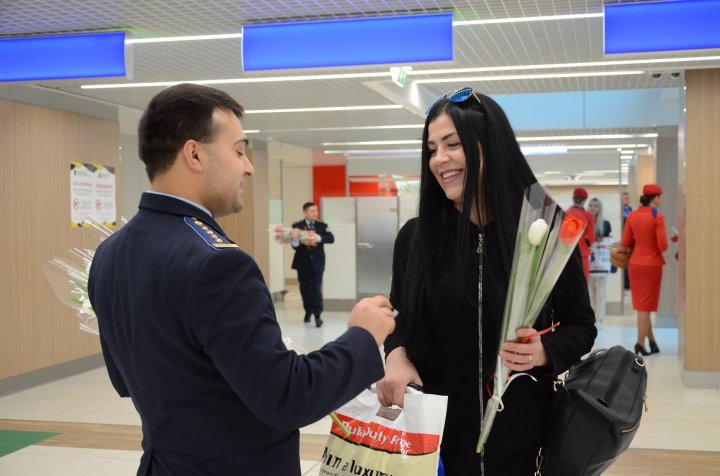 FERICIRE pe chipul lor! Femeile care au trecut frontiera pe la Palanca și Aeroportul Chișinău au primit în dar FLORI şi DULCIURI  (FOTO)