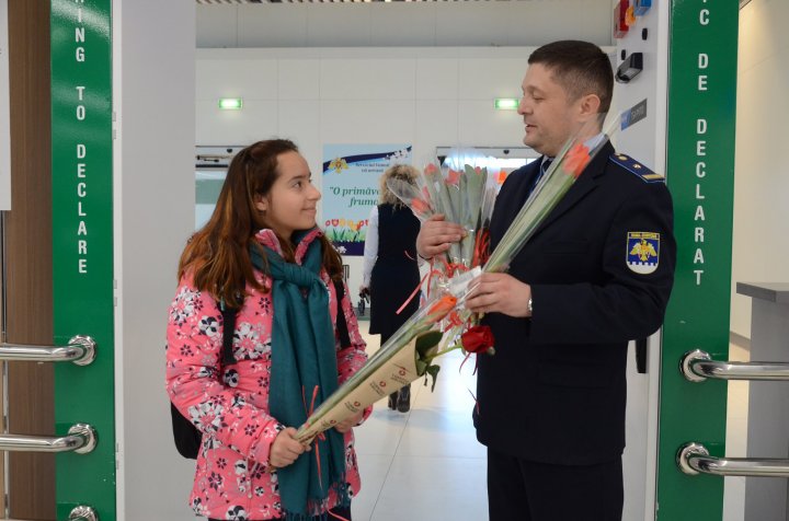 FERICIRE pe chipul lor! Femeile care au trecut frontiera pe la Palanca și Aeroportul Chișinău au primit în dar FLORI şi DULCIURI  (FOTO)