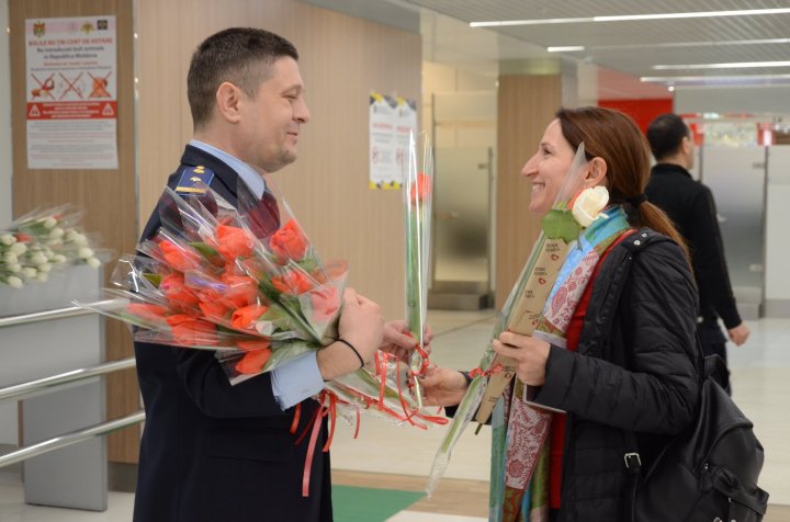 FERICIRE pe chipul lor! Femeile care au trecut frontiera pe la Palanca și Aeroportul Chișinău au primit în dar FLORI şi DULCIURI  (FOTO)