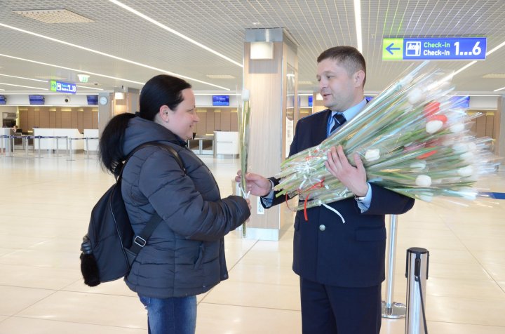 FERICIRE pe chipul lor! Femeile care au trecut frontiera pe la Palanca și Aeroportul Chișinău au primit în dar FLORI şi DULCIURI  (FOTO)