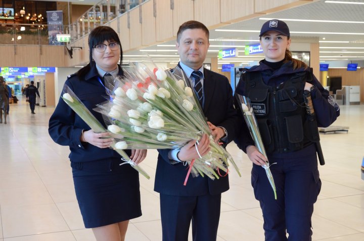 FERICIRE pe chipul lor! Femeile care au trecut frontiera pe la Palanca și Aeroportul Chișinău au primit în dar FLORI şi DULCIURI  (FOTO)