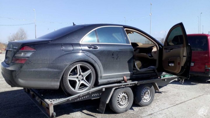 Poliţiştii de frontieră români au descoperit ceva PERICULOS în torpedoul unui automobil tractat de un moldovean. EXPLICAŢIILE bărbatului (FOTO)