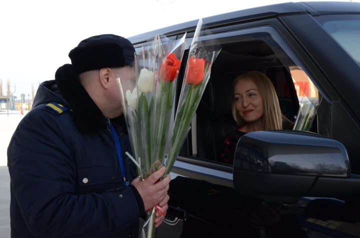 FERICIRE pe chipul lor! Femeile care au trecut frontiera pe la Palanca și Aeroportul Chișinău au primit în dar FLORI şi DULCIURI  (FOTO)