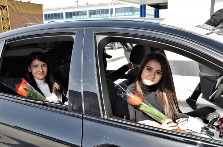 FERICIRE pe chipul lor! Femeile care au trecut frontiera pe la Palanca și Aeroportul Chișinău au primit în dar FLORI şi DULCIURI  (FOTO)