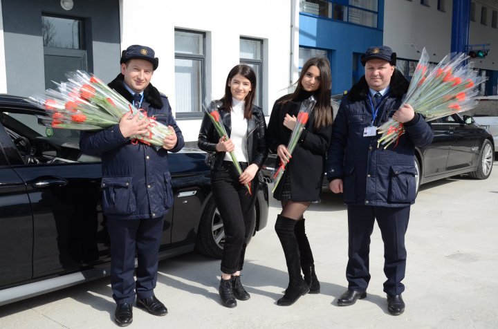 FERICIRE pe chipul lor! Femeile care au trecut frontiera pe la Palanca și Aeroportul Chișinău au primit în dar FLORI şi DULCIURI  (FOTO)