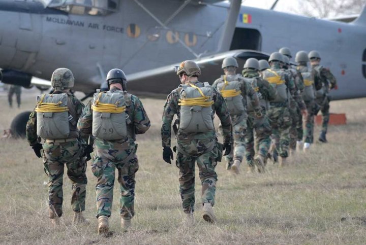 Militarii Armatei Naţionale au executat salturi cu paraşuta (IMAGINI CARE ÎŢI TAIE RESPIRAŢIA)