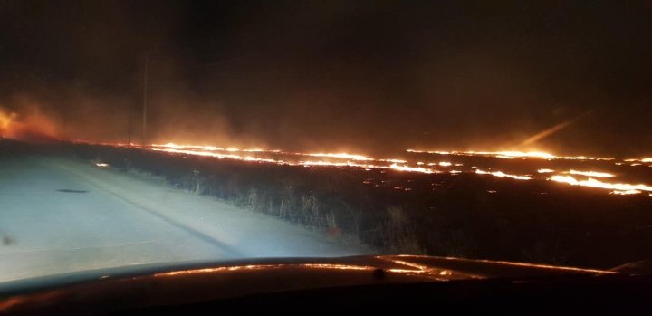 FLĂCĂRI URIAŞE în apropiere de Vama Sculeni (IMAGINI CA-N APOCALIPSĂ)