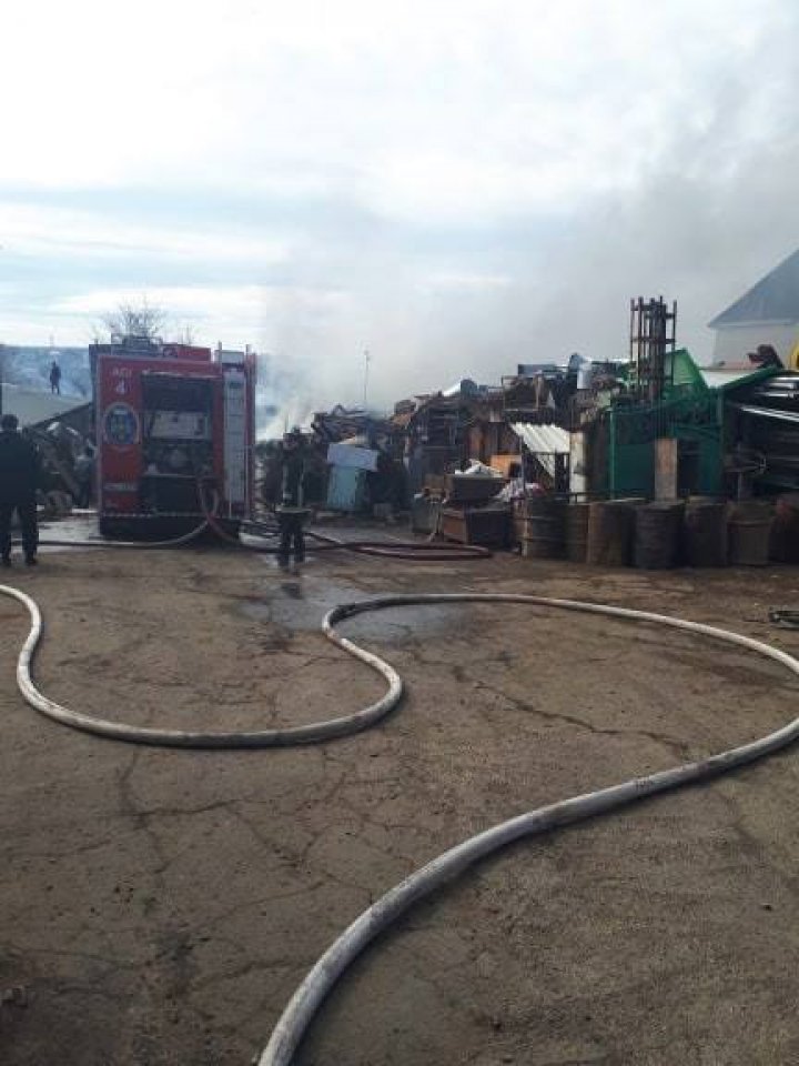 Incendiu puternic: FUM DENS şi NEGRU în apropiere de orăşelul Codru (VIDEO/FOTO)