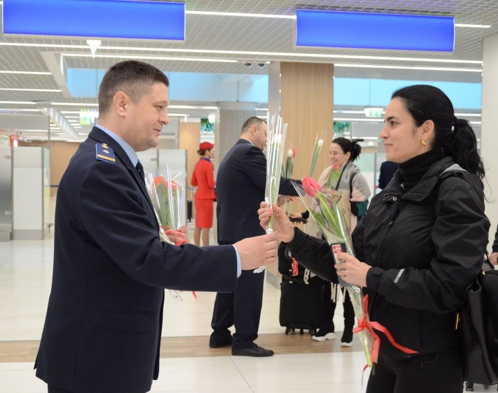 FERICIRE pe chipul lor! Femeile care au trecut frontiera pe la Palanca și Aeroportul Chișinău au primit în dar FLORI şi DULCIURI  (FOTO)