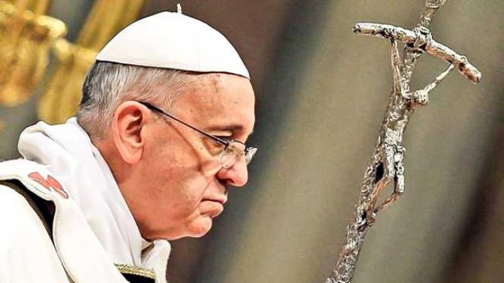 Motivul pentru care Papa Francisc NU A PERMIS oamenilor să-i sărute mâna. Explicaţia Vaticanului