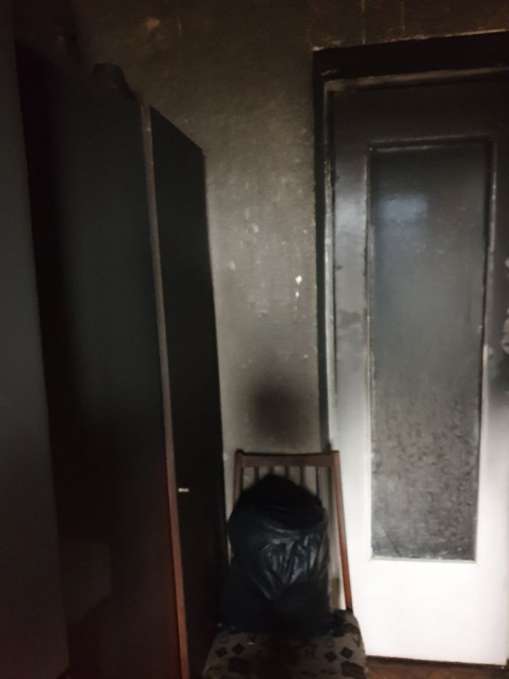 INCENDIU PUTERNIC într-un bloc din sectorul Buiucani din Capitală. O autospecială s-a deplasat la faţa locului (VIDEO)