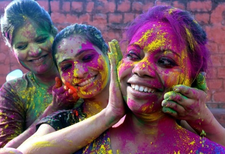 Festival scăldat în culori. Hinduşii din India s-au rugat pentru pace şi linişte (FOTO)