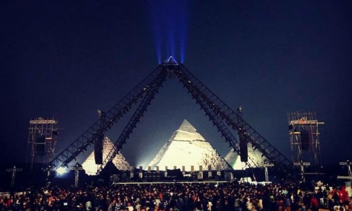 Red Hot Chili Peppers au susţinut un concert la Piramidele din Giza. Evenimentul a fost transmis live