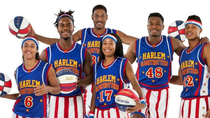 GLOBETROTTERS, SHOW PE GHEAŢĂ: Membrii trupei au vizitat o arenă de hochei din Canada