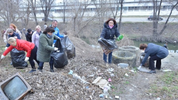 6.000 de saci cu gunoi, adunaţi în cadrul campaniei de salubrizarea, organizată în albiile râurilor din Capitală