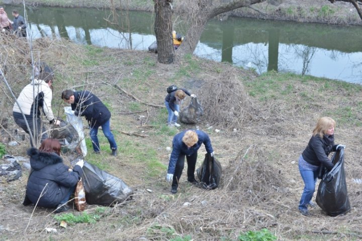 6.000 de saci cu gunoi, adunaţi în cadrul campaniei de salubrizarea, organizată în albiile râurilor din Capitală