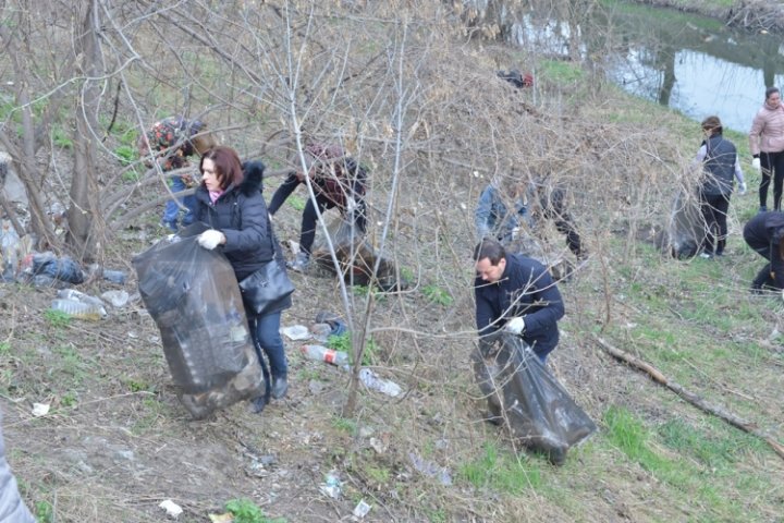 6.000 de saci cu gunoi, adunaţi în cadrul campaniei de salubrizarea, organizată în albiile râurilor din Capitală