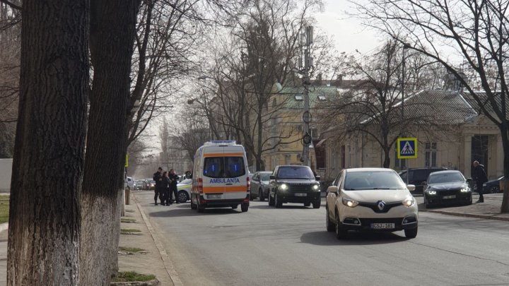 O femeie, LOVITĂ de o maşină pe o trecere de pietoni, în centrul Capitalei. Poliţia, ambulanţa, la faţa locului