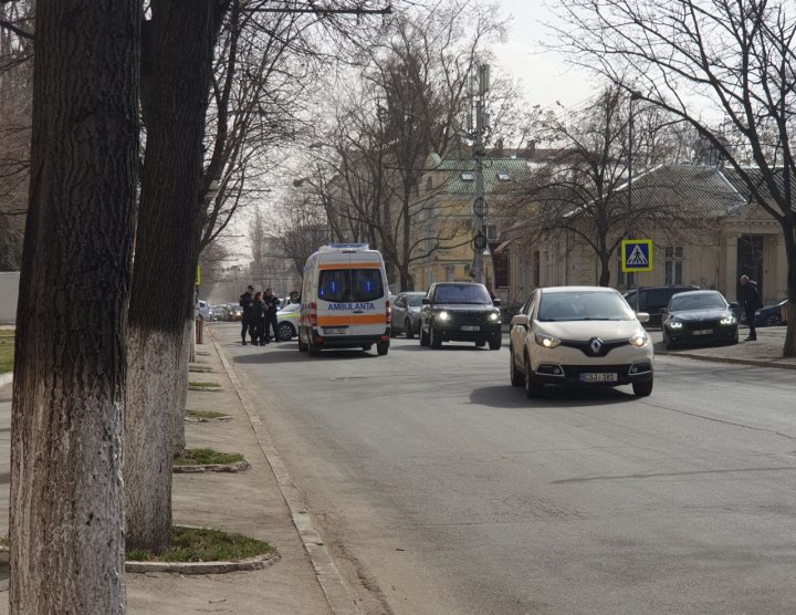 O femeie, LOVITĂ de o maşină pe o trecere de pietoni, în centrul Capitalei. Poliţia, ambulanţa, la faţa locului