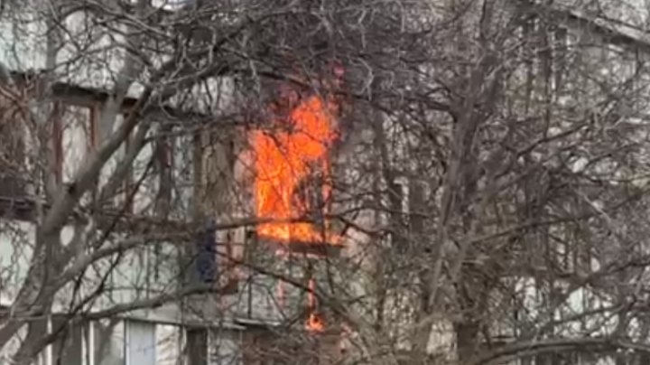 INCENDIU PUTERNIC într-un bloc din sectorul Buiucani din Capitală. O autospecială s-a deplasat la faţa locului (VIDEO)