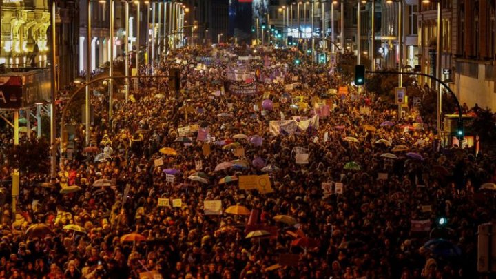 UN ALTFEL de 8 MARTIE! Au protestat în zgomot de oale şi tigăi, în Spania, de Ziua Internaţională a Femeii (FOTO) 