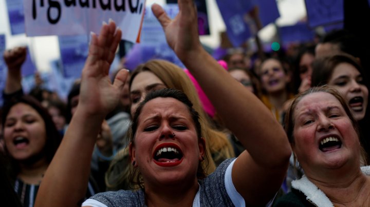 UN ALTFEL de 8 MARTIE! Au protestat în zgomot de oale şi tigăi, în Spania, de Ziua Internaţională a Femeii (FOTO) 