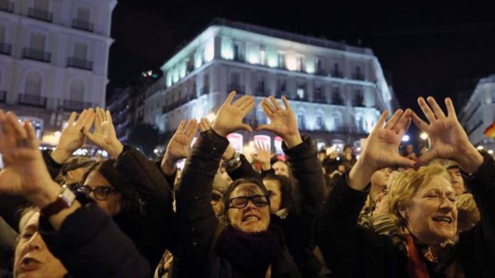 UN ALTFEL de 8 MARTIE! Au protestat în zgomot de oale şi tigăi, în Spania, de Ziua Internaţională a Femeii (FOTO) 