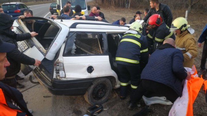 ACCIDENT GRAV în raionul Râșcani. Pentru descarcerarea victimelor a fost nevoie de intervenția salvatorilor (FOTO)